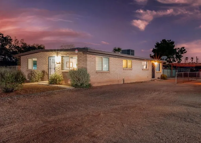 Entire Duplex, Central, 4 Bedroom 2 Ba, Cozy, Fenced * Tucson