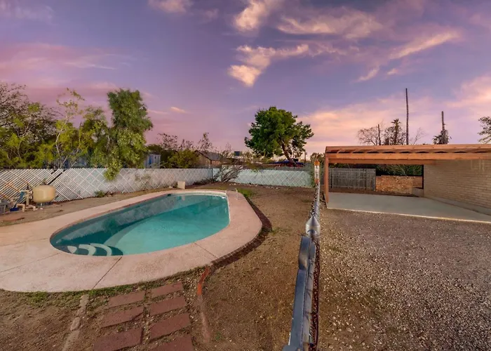 Entire Duplex, Central, 4 Bedroom 2 Ba, Cozy, Fenced * Tucson